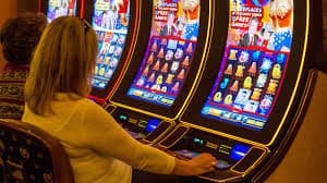 Platform pokercantik menampilkan antarmuka permainan kasino langsung dan taruhan olahraga